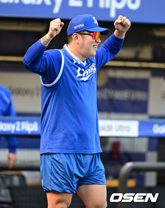 [OSEN=대구, 지형준 기자] 26일 대구삼성라이온즈파크에서 2026 신한 SOL KBO 플레이오프 1차전 삼성 라이온즈와 KIA 타이거즈의 경기가 열렸다.비로 하루 미뤄진 가을야구, 선발 맞대결에는 변화가 없다. 삼성은 크리스 페덱, KIA는 제임스 네일이 나섰다.삼성 최형우가 훈련을 하고 있다. 2026.10.26 / jpnews@osen.co.kr