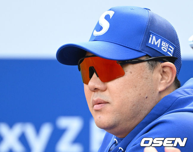 [OSEN=대구, 이대선 기자] 26일 대구삼성라이온즈파크에서 2026 신한 SOL KBO 플레이오프 1차전 삼성 라이온즈와 KIA 타이거즈의 경기가 열렸다.비로 하루 미뤄진 가을야구, 선발 맞대결에는 변화가 없다. 삼성은 크리스 페덱, KIA는 제임스 네일이 나섰다.경기에 앞서 삼성 박진만 감독이 그라운드를 바라보고 있다. 2026.10.26 /sunday@osen.co.kr