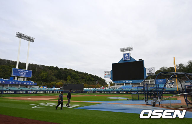 [OSEN=대구, 이대선 기자] 26일 대구 삼성라이온즈파크에서 ‘2026 신한 SOL KBO 플레이오프’1차전 삼성 라이온즈와 KIA 타이거즈의 경기가 열렸다. 삼성은 크리스 페덱, KIA는 제임스 네일을 선발로 내세웠다.비가 그친 삼성라이온즈파크. 2026.10.26 /sunday@osen.co.kr