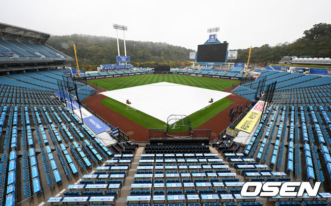 [OSEN=대구, 이대선 기자] 25일 대구 삼성라이온즈파크에서 ‘2026 신한 SOL KBO 플레이오프’1차전 삼성 라이온즈와 KIA 타이거즈의 경기가 열린다. 삼성은 크리스 페덱, KIA는 제임스 네일을 선발로 내세웠다.삼성라이온즈파크에 비가 내리는 가운데 그라운드에 방수포가 덮여있다. 2026.10.25 /sunday@osen.co.kr