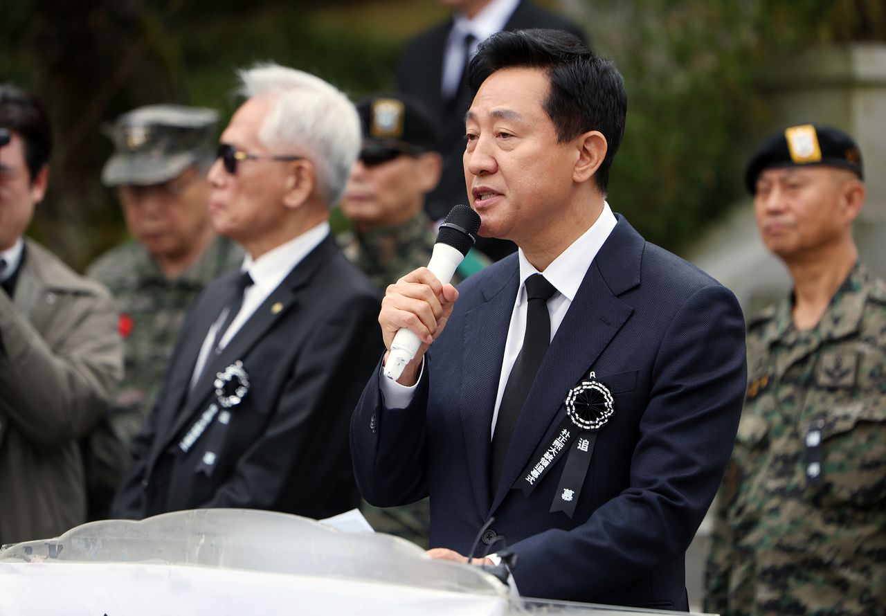 오세훈 서울시장이 26일 오전 서울 동작구 국립서울현충원 박정희 대통령 묘소에서 열린 박 전 대통령 서거 제47주기 추모식에서 추모사를 하고 있다. 장진영 기자