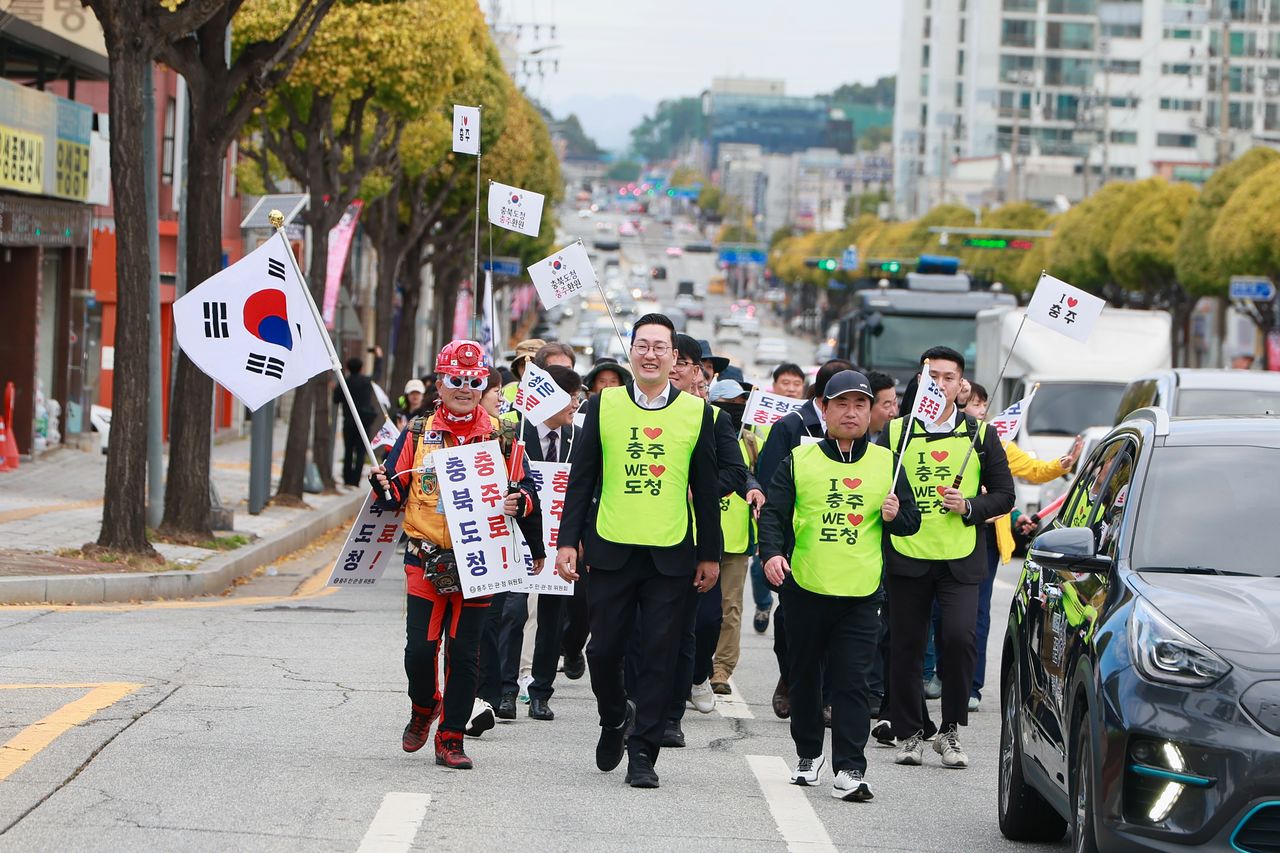 이동석 충북 충주시장이 26일 충북도청 충주 이전을 염원하는 도보행진을 시작했다. 사진 충주시