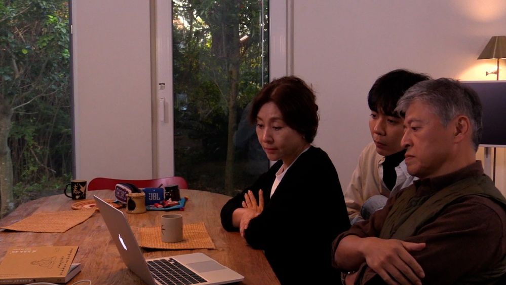 영화 '눈 둘 데가 없네'에서 가족들이 상희가 산책 나간 사이 상희의 유튜브에 있는 단편 영화들을 보고 있다. 사진 영화제작전원사, 콘텐츠판다
