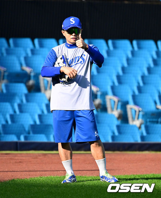 [OSEN=대구, 지형준 기자] 26일 대구삼성라이온즈파크에서 2026 신한 SOL KBO 플레이오프 1차전 삼성 라이온즈와 KIA 타이거즈의 경기가 열렸다.비로 하루 미뤄진 가을야구, 선발 맞대결에는 변화가 없다. 삼성은 크리스 페덱, KIA는 제임스 네일이 나섰다.삼성 김헌곤이 훈련을 하고 있다. 2026.10.26 / jpnews@osen.co.kr