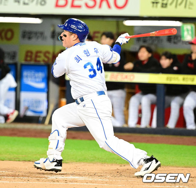 [OSEN=대구, 지형준 기자] 27일 대구삼성라이온즈파크에서 2026 신한 SOL KBO 플레이오프 2차전 삼성 라이온즈와 KIA 타이거즈의 경기가 열렸다.삼성은 아리엘 후라도, KIA는 애덤 올러가 선발로 나섰다.2회말 1사에서 삼성 최형우가 우전 안타를 날리고 있다. 2026.10.27 / jpnews@osen.co.kr
