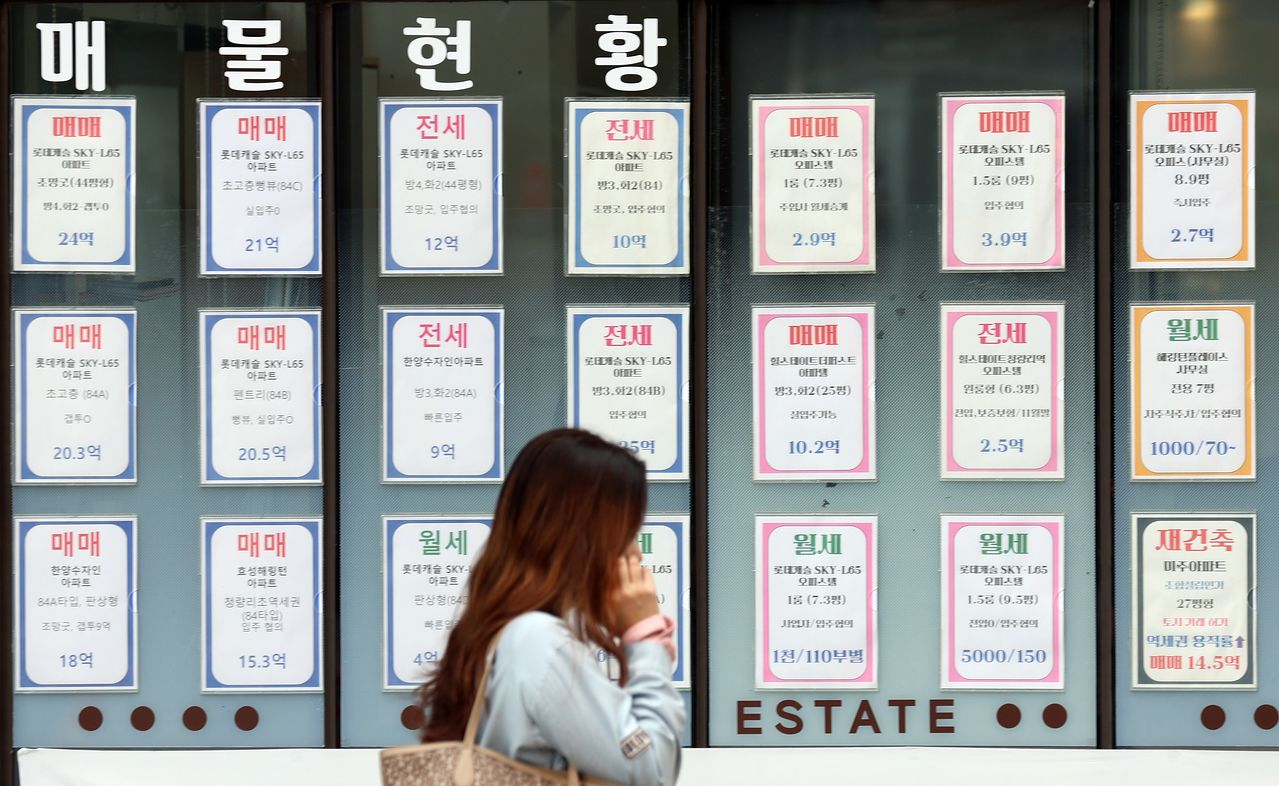 한국부동산원에 따르면 9월 서울 중간 가격대 아파트 평균 매매가격이 처음으로 11억 원을 넘어섰다. 사진은 서울 한 부동산 중개업소 모습. [뉴스1]