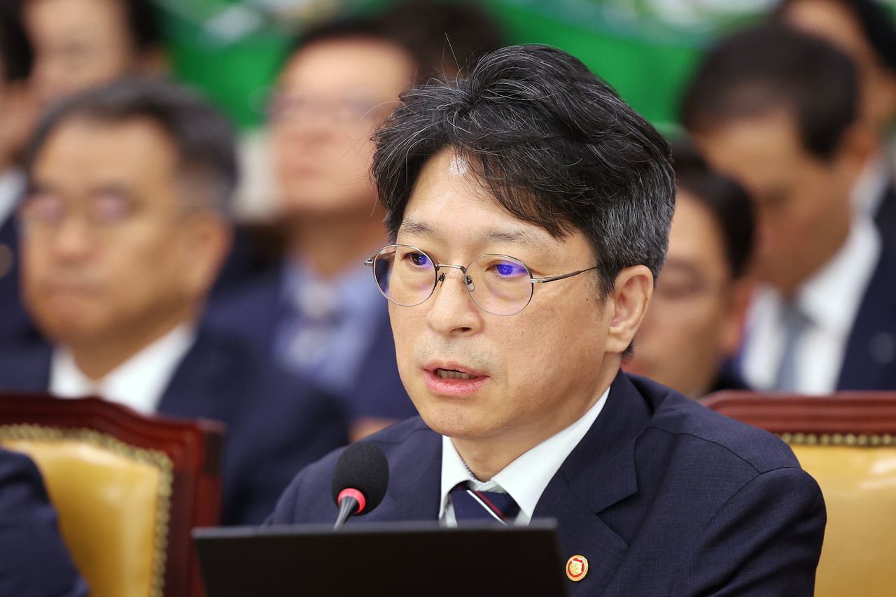 홍지선 국토교통부 장관이 23일 서울 여의도 국회 국토교통위원회에서 열린 국토교통부 등에 대한 국정감사 종합감사에서 의원 질의에 답하고 있다. 뉴스1