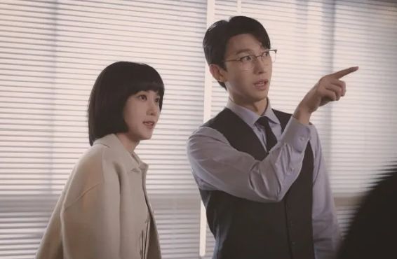 ENA 드라마 '이상한 변호사 우영우'의 한 장면. 정명석 변호사(강기영, 오른쪽)은 우영우(박은빈)의 능력을 인정하고 도와주는 좋은 선배 역으로 큰 인기를 누렸다. 사진 ENA 제공