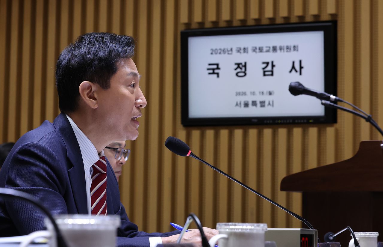 오세훈 서울시장이 19일 서울 중구 서울시청에서 열린 국회 국토교통위원회의 서울시 국정감사에서 의원 질의에 답변하고 있다. 뉴스1