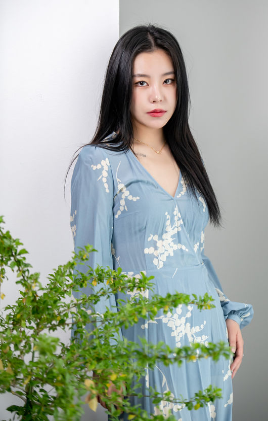 [OSEN=조은정 기자] 그룹 마마무(MAMAMOO)가 새 미니앨범 'WAW' 발매를 맞아 서울 마포구 한 스튜디오에서 네이버 V라이브 OSEN ‘스타로드’ 녹화를 진행했다.새 미니앨범 'WAW'는 마마무가 데뷔 후 쉼 없이 달려오며 겪었던 일들에 대한 솔직한 감정과 생각을 담아낸 앨범으로, 타이틀곡 'Where Are We Now'를 비롯해 '내일의 너, 오늘의 나(Another Day)', '애써(A Memory for Life)', '우린 결국 다시 만날 운명이었지 Part.2 (Destiny Part.2)' 등 총 4트랙이 수록됐다.마마무 휘인이 '스타로드' 촬영에 앞서 포즈를 취하고 있다. 2021.06.02 /cej@osen.co.kr