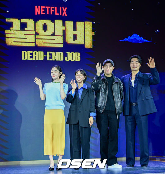[OSEN=최규한 기자] 28일 서울 여의도동 페어몬트 앰배서더에서 넷플릭스 시리즈 ‘꿀알바’ 제작발표회가 열렸다.‘꿀알바’는 시급 50배부터 시작하는 ‘꿀알바’만을 소개하는 이상한 인력사무소를 배경으로, 청년 혁준(이재욱 분)이 악몽 같은 노동 현장에 투입되면서 펼쳐지는 생계형 밥벌이 호러 시리즈다.배우 김민하, 김다민 감독, 한준희 기획총괄, 이희준(왼쪽부터)가 포토타임을 하고 있다. 2026.10.28 / dreamer@osen.co.kr