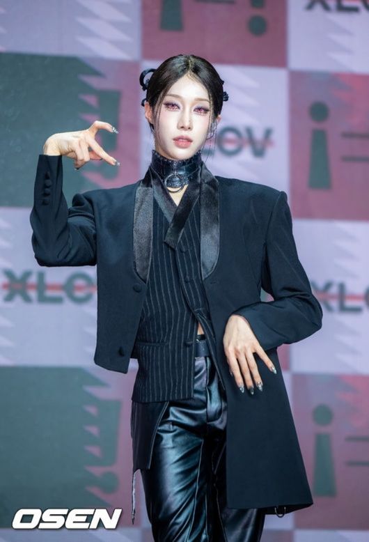 [OSEN=박준형 기자] 28일 오후 서울 상암당 큐브컨벤션센터에서 그룹 엑스러브(XLOV) 세 번째 미니앨범 'i=!'(아이 이퀄스 아이) 발매 쇼케이스가 진행됐다.  엑스러브(우무티, 루이, 현, 하루)는 지난해 1월 싱글 '아임마'(I'mma Be)로 데뷔한 다국적 4인조 그룹으로, 젠더리스 콘셉트를 앞세워 활동해 왔다. 전작 '아이, 갓'은 미국 빌보드가 선정한 '2026년 상반기 최고의 K팝 앨범 25선'에서는 6위에 올랐다. 한편 그룹 엑스러브(XLOV) 멤버 현은 다리 부상으로 이날 신보 쇼케이스 일정에 불참했다.  엑스러브 루이 우무티 하루가 포즈를 취하고 있다. 2026.10.28 / soul1014@osen.co.kr
