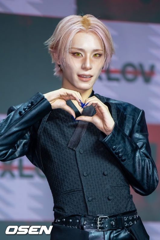 [OSEN=박준형 기자] 28일 오후 서울 상암당 큐브컨벤션센터에서 그룹 엑스러브(XLOV) 세 번째 미니앨범 'i=!'(아이 이퀄스 아이) 발매 쇼케이스가 진행됐다.  엑스러브(우무티, 루이, 현, 하루)는 지난해 1월 싱글 '아임마'(I'mma Be)로 데뷔한 다국적 4인조 그룹으로, 젠더리스 콘셉트를 앞세워 활동해 왔다. 전작 '아이, 갓'은 미국 빌보드가 선정한 '2026년 상반기 최고의 K팝 앨범 25선'에서는 6위에 올랐다. 한편 그룹 엑스러브(XLOV) 멤버 현은 다리 부상으로 이날 신보 쇼케이스 일정에 불참했다.  엑스러브 루이 우무티 하루가 포즈를 취하고 있다. 2026.10.28 / soul1014@osen.co.kr