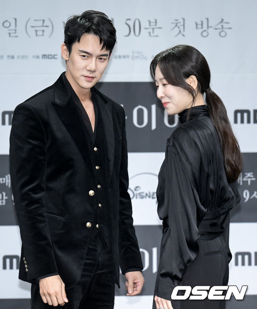[OSEN=조은정 기자]MBC 새 금토드라마 ‘라이어’ 제작발표회가 28일 서울 마포구 상암 MBC에서 열렸다.오는 10일 첫 방송는 MBC 새 금토드라마 ‘라이어’는 하나의 기억을 두고 정반대의 주장을 펼치는 두 남녀가 진실을 향해 치열하게 충돌하는 이야기이다.배우 유연석, 서현진이 포즈를 취하고 있다. 2026.10.28 /cej@osen.co.kr
