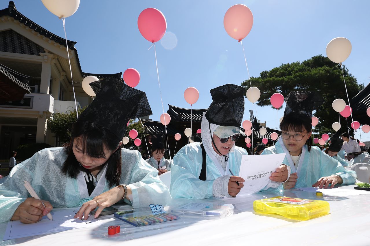 대구 달서구 병암서원에서 열린 '제580돌 한글날 기념 다문화 한글 백일장'에 참가한 다문화 가족과 외국인, 지역 주민 등이 한글 실력을 뽐내고 있다. [뉴스1]