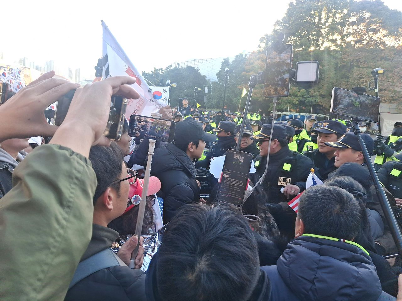 28일 서울 송파구 올림픽공원 핸드볼경기장에서 경찰이 진입을 저지하자 시위대가 항의하고 있다. 김성진 기자