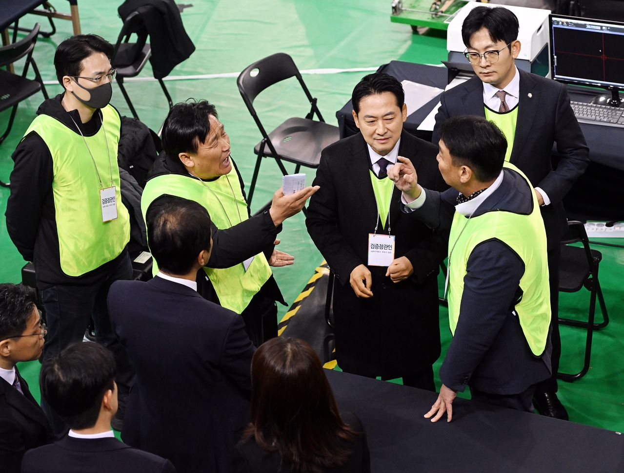장동혁 국민의힘 대표와 국민의힘 검증참관인이 28일 오전 서울 송파구 올림픽공원 핸드볼경기장 앞에서 열린 선관위 특검 올림픽공원 현장 검증에서 이태한 선거관리위원회 특별검사에게 항의하고 있다. 사진공동취재단