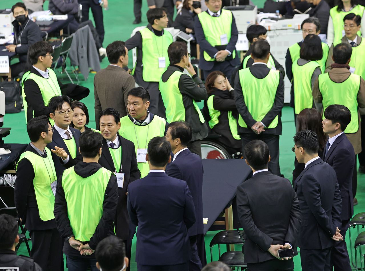 28일 6·3 지방선거 투표용지 공개검증이 열리는 서울 송파구 올림픽공원 핸드볼경기장에서 검증 참관인으로 참석한 장동혁 국민의힘 대표가 참관 현장의 촬영 불가 방침을 두고 이태한 특별검사와 대화를 나누고 있다. 뉴스1