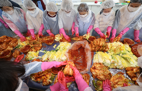 부산 부산진구 자유회관에서 열려 참가한 결혼이주여성들이 자유총연맹 회원들로부터 절임배추 양념하는 법을 배우고 있다. 송봉근 객원기자
