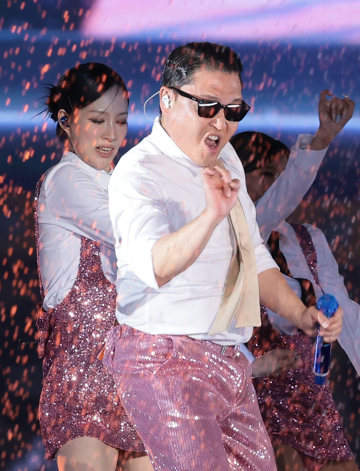 가수 싸이가 지난 6월 27일 오후 의정부종합운동장에서 열린 '싸이흠뻑쇼 서머스웨그2026'에서 화려한 무대를 선보이고 있다 뉴스1