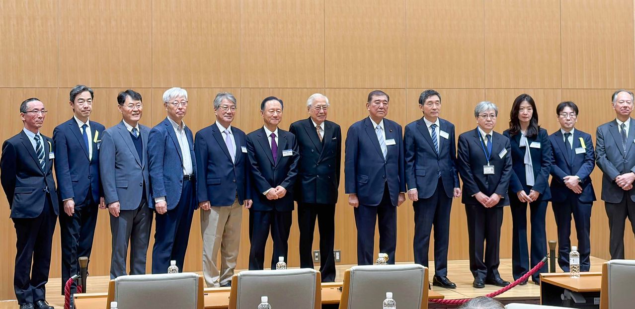 통일부가 29일 도쿄대 산조회관에서 연 '2026 국제 한반도 포럼(GKF)' 일본 세미나에서 참석자들이 기념 촬영하고 있다. 연합뉴스