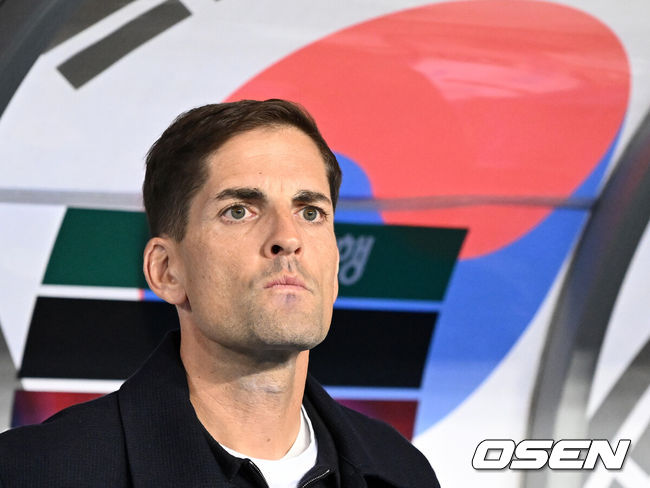 [OSEN=용인, 이대선 기자] 한국축구에 역사적인 날이다. 손흥민(34, LAFC)이 전설 차범근의 A매치 최다골 기록을 넘었다.로베르트 모레노 감독이 이끄는 대한민국 축구대표팀은 6일 오후 8시 용인미르스타디움에서 개최되는 친선전에서 우즈베키스탄을 상대로 손흥민의 선제골과 오세훈의 추가골이 터져 2-0 완승을 거뒀다.경기에 앞서 모레노 감독이 그라운드를 바라보고 있다. 2026.10.06 /sunday@osen.co.kr