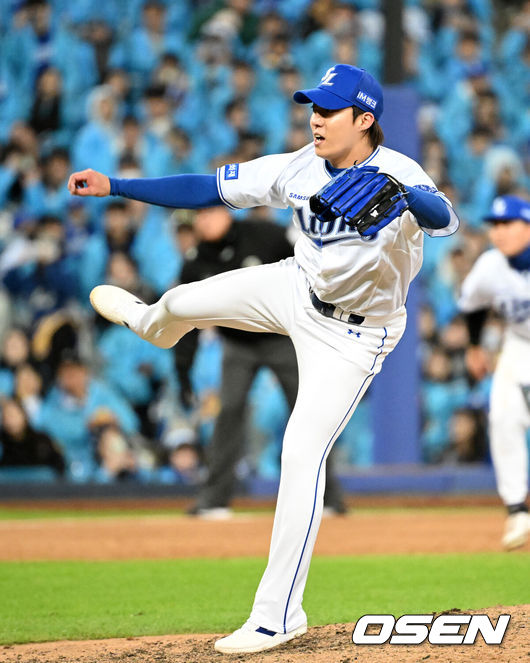 [OSEN=대구, 이대선 기자] 삼성은 27일 대구 삼성라이온즈파크에서 열린 KIA와의 2026 신한 SOL KBO 플레이오프 2차전에서 8-3으로 승리했다.1차전에서 1-5로 패했던 삼성은 시리즈 전적 1승 1패로 균형을 맞췄다.9회초 삼성 원태인이 역투하고 있다. 2026.10.27 /sunday@osen.co.kr