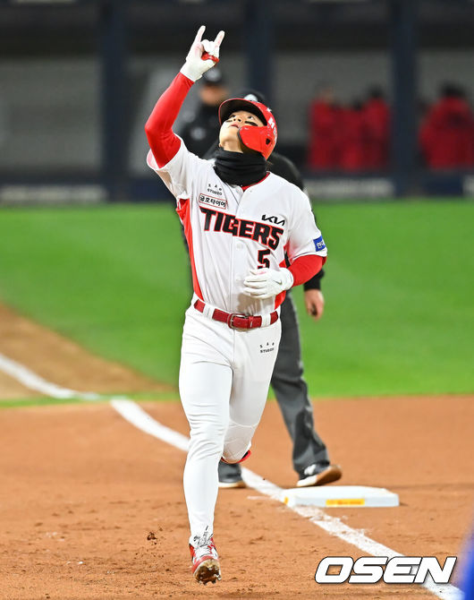 [OSEN=전남광주, 이석우 기자] 29일 광주-기아챔피언스필드에서 2026 신한 SOL KBO 플레이오프 3차전 KIA 타이거즈와 삼성 라이온즈의 경기가 열렸다. 홈팀 KIA는 시라카와가, 방문팀 삼성은 최원태가 선발 출전했다.KIA 타이거즈 김도영이 3회말 1사 우월 역전 솔로 홈런을 치고 세리머니를 하고 있다. 2026.10.29 / foto0307@osen.co.kr