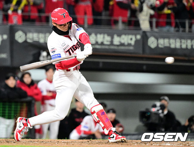 [OSEN=전남광주, 지형준 기자] 29일 광주-기아 챔피언스필드에서 2026 신한 SOL KBO 플레이오프 3차전 KIA 타이거즈와 삼성 라이온즈의 경기가 열렸다.KIA는 시라카와, 삼성은 최원태를 선발로 내세웠다.3회말 1사에서 KIA 김도영이 역전 우월 솔로포를 날리고 있다. 2026.10.29 / jpnews@osen.co.kr