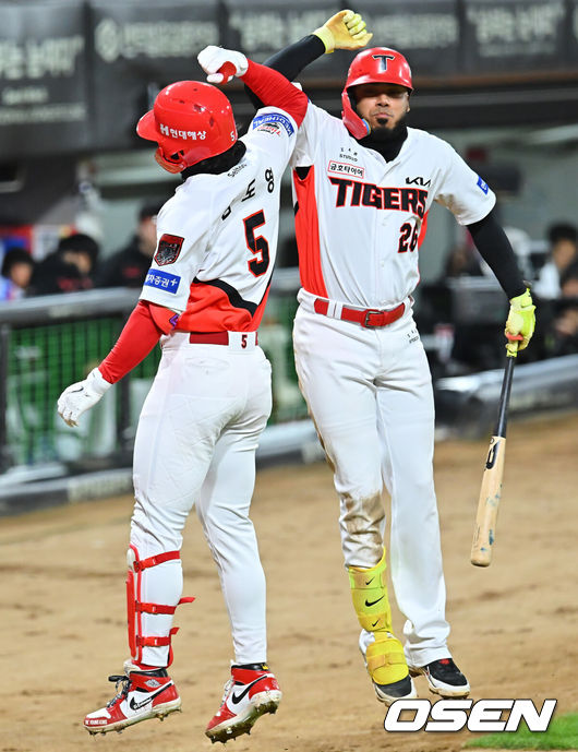[OSEN=전남광주, 이석우 기자] 29일 광주-기아챔피언스필드에서 2026 신한 SOL KBO 플레이오프 3차전 KIA 타이거즈와 삼성 라이온즈의 경기가 열렸다. 홈팀 KIA는 시라카와가, 방문팀 삼성은 최원태가 선발 출전했다.KIA 타이거즈 김도영이 3회말 1사 우월 역전 솔로 홈런을 치고 카스트로와 세리머니를 하고 있다. 2026.10.29 / foto0307@osen.co.kr