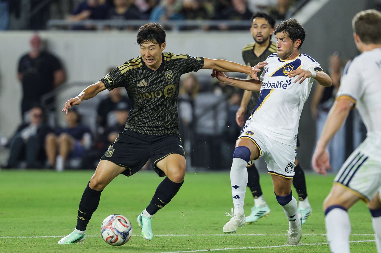지난 25일(현지시간) LAFC와 LA 갤럭시의 경기 후반전에서 LAFC 손흥민이 공격을 진행하고 있다. EPA=연합뉴스