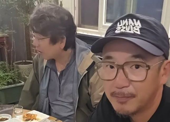 가수 이하늘이 유시민 작가의 명예훼손 고발 사건에 대한 이재명 대통령의 처벌불원 의사를 두고 "애초에 처벌받을 일이냐"고 비판했다. 유튜브 캡처