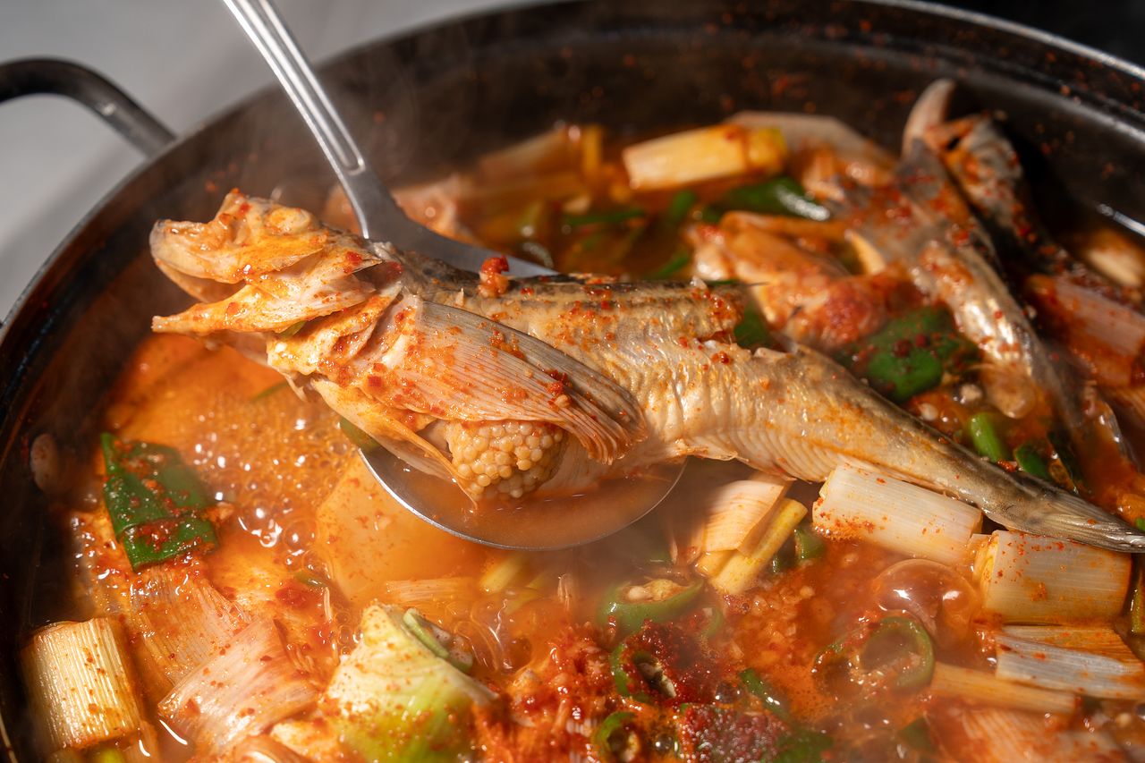 아야진항 앞 ‘어부밥집’의 도루묵찌개. 도루묵은 이맘때부터 12월까지만 맛볼 수 있는 한정판 별미다. 도루묵찌개는 해장용으로도 술안주로도 제몫을 톡톡히 한다. 백종현 기자