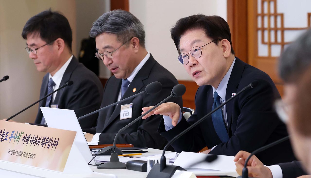 이재명 대통령이 28일 청와대에서 열린 국민생명안전위원회 제2차 전체회의에 참석해 발언을 하고 있다. 청와대사진기자단