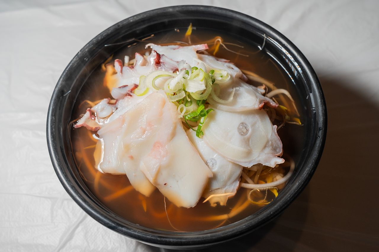 고성 ‘베짱이 문어국밥’에서 맛본 문어국밥. 백종현 기자