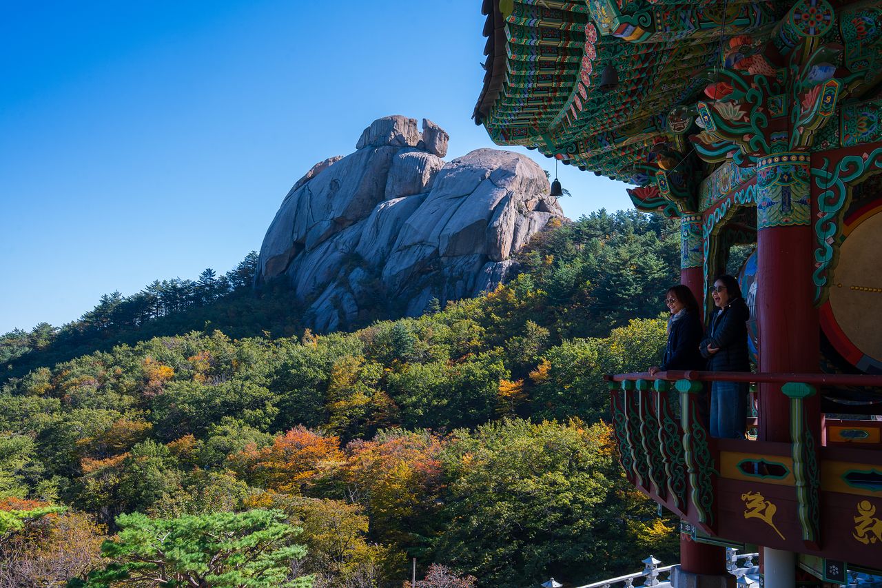 화암사가 신선대 산행 코스의 들머리다. 화암사 종각에서 본 수바위의 모습. 백종현 기자