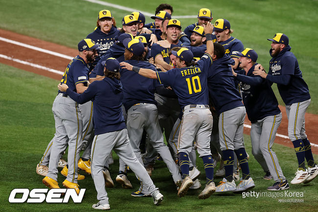 [사진] 밀워키 선수들이 창단 첫 월드시리즈 우승 확정 후 기뻐하고 있다. ⓒGettyimages(무단전재 및 재배포 금지)