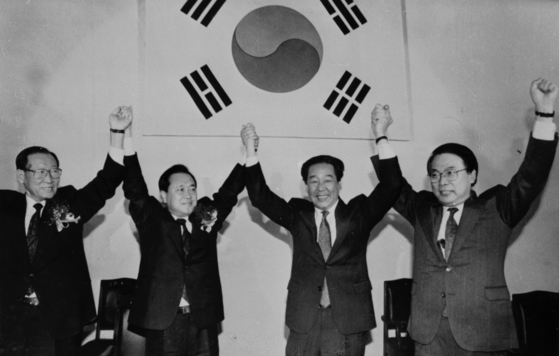 '통일국민당' 종로지구당창당대회에서 손을 맞잡고 있는 최불암(오른쪽에서 두번째). [중앙포토]