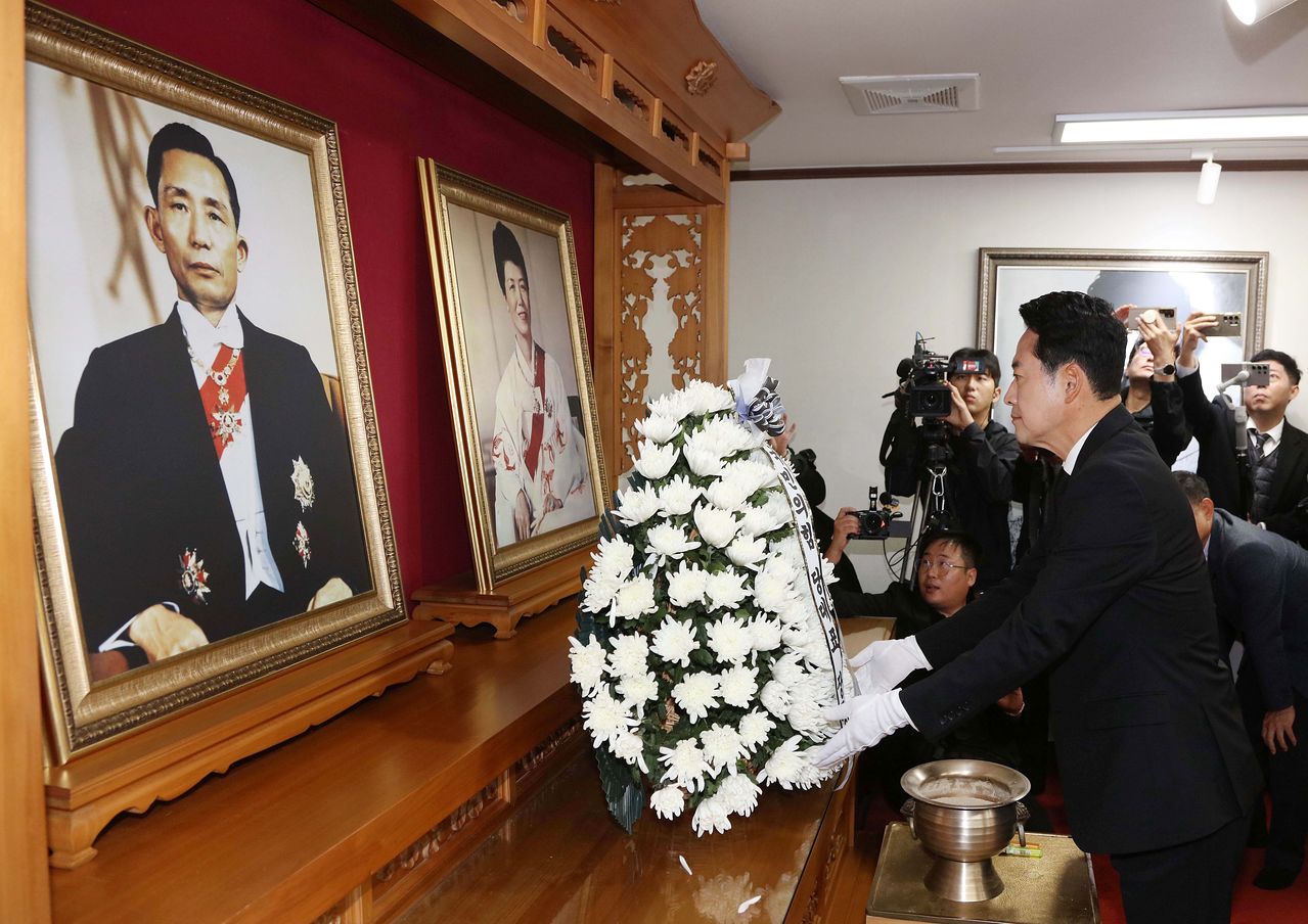 장동혁 국민의힘 대표가 30일 오전 경북 구미시 박정희 전 대통령 생가를 찾아 추모관에서 참배하고 있다. 뉴스1
