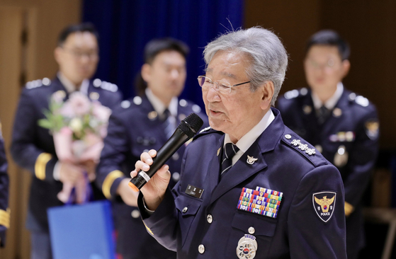 수사반장을 연기한 인연으로 2024년 명예 국가수사본부장(명예 치안정감)으로 위촉된 배우 최불암이 28일 경찰청 참수리홀에서 열린 우수 수사팀 특진 임용식에서 소감을 밝히고 있다. [사진 뉴스1]