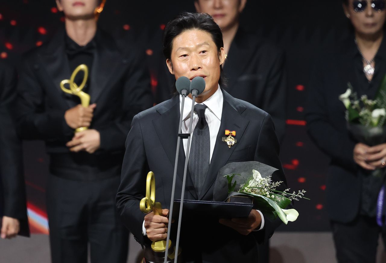 배우 유해진이 29일 오후 서울 중구 국립극장 해오름극장에서 열린 '제17회 대한민국 대중문화예술상 시상식‘에서 대통령 표장을 받은 뒤 소감을 말하고 있다. 뉴스1
