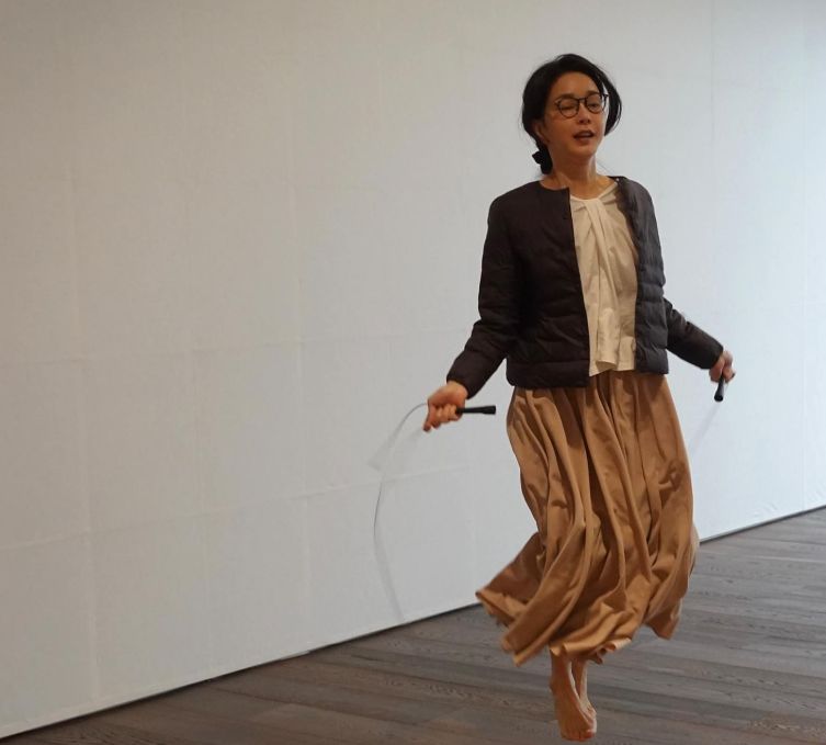맨발로 줄넘기 하는 김건희 여사. 스레드 캡처