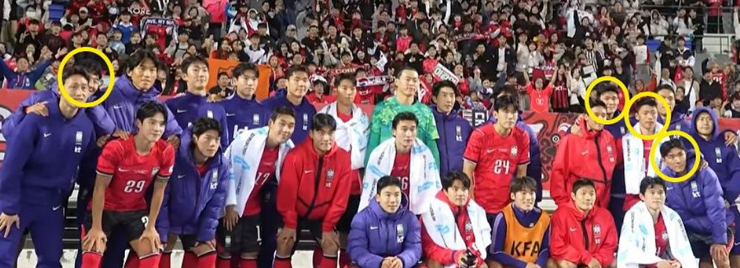 지난 6일 우즈베키스탄전이 끝난 뒤 단체 사진을 촬영하는 대표팀. 주장 손흥민(노란 원)은 왼쪽에, 김민재와 황희찬, 황인범은 오른쪽에 섰다. 세 선수는 경기 뒤 협회 관계자와 긴 대화를 했다. 사진 KFA TV 캡처