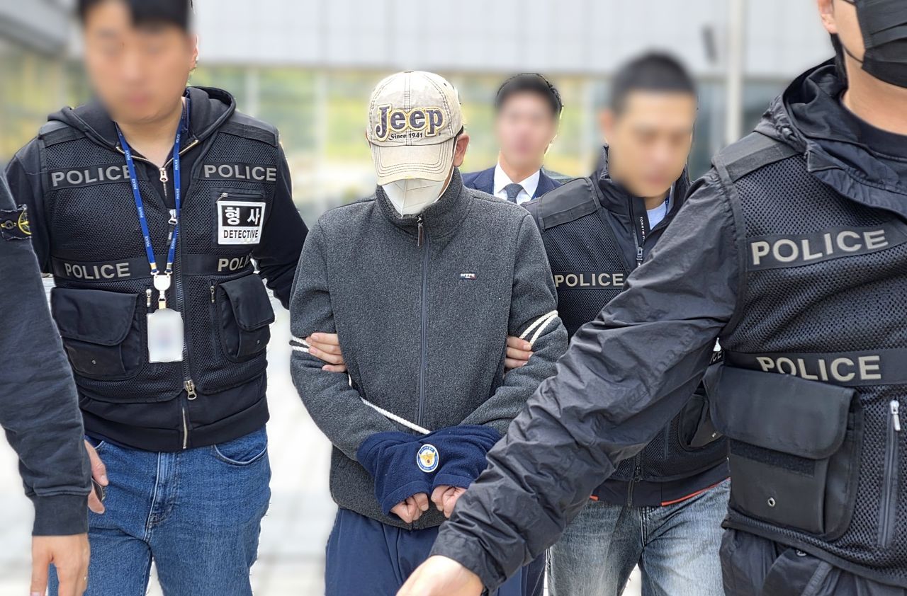 30일 대전지법 천안지원에서 살인 혐의로 구속 전 피의자 심문에 출석한 A씨가 심사를 포기하고 법정을 빠져 나오고 있다. 뉴스1