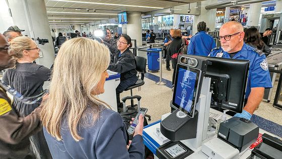 리얼ID 시행 첫날 LA국제공항 7번 청사의 출국장에서 TSA요원들이 승객들의 아이디를 검사하고 있다. 김상진 기자 