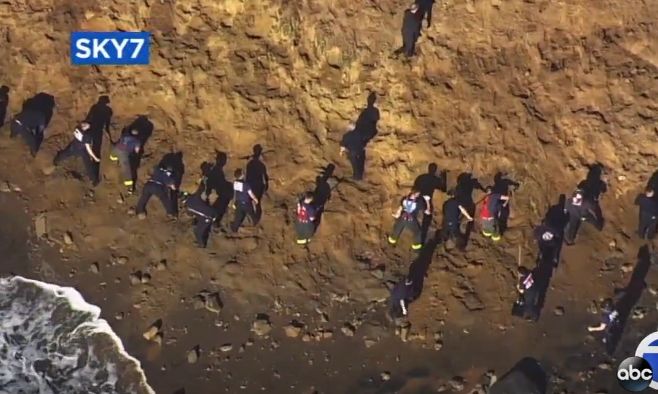 해변 산사태가 발생한 샌프란시스코 포트 펀스턴 지역에서 22일 오후 수색팀이 구조작업을 하고 있다. [샌프란시스코 ABC뉴스 화면 캡처]