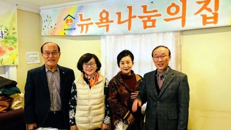 '뉴욕나눔의 집'을 방문한 대뉴욕지구한인교회협의회 손성대 부회장(왼쪽). [사진 뉴욕나눔의 집]