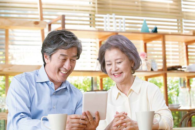 지혜롭고 품위 있게 나이 들기 위해서는 자기중심적 성향을 경계하고 겸손과 유머를 유지하도록 노력해야 한다.
