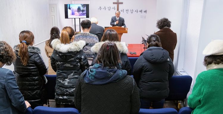 플러싱으로 이전한 뉴욕양무리장로교회에서 열린 추수감사절을 겸한 이전 감사예배. 이준성 담임목사와 성도들이 함께 기도하고 있다. 이날 멀리 타주로 이사간 성도들도 참석, 이전을 축하했다. [사진 뉴욕양무리교회]