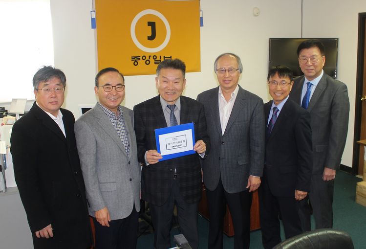 재미주재원클럽 장홍수 회장(왼쪽 세 번째)과 임원진은 29일 중앙일보 뉴저지총국을 방문해 연말 불우이웃돕기 성금 1000달러를 기부했다.